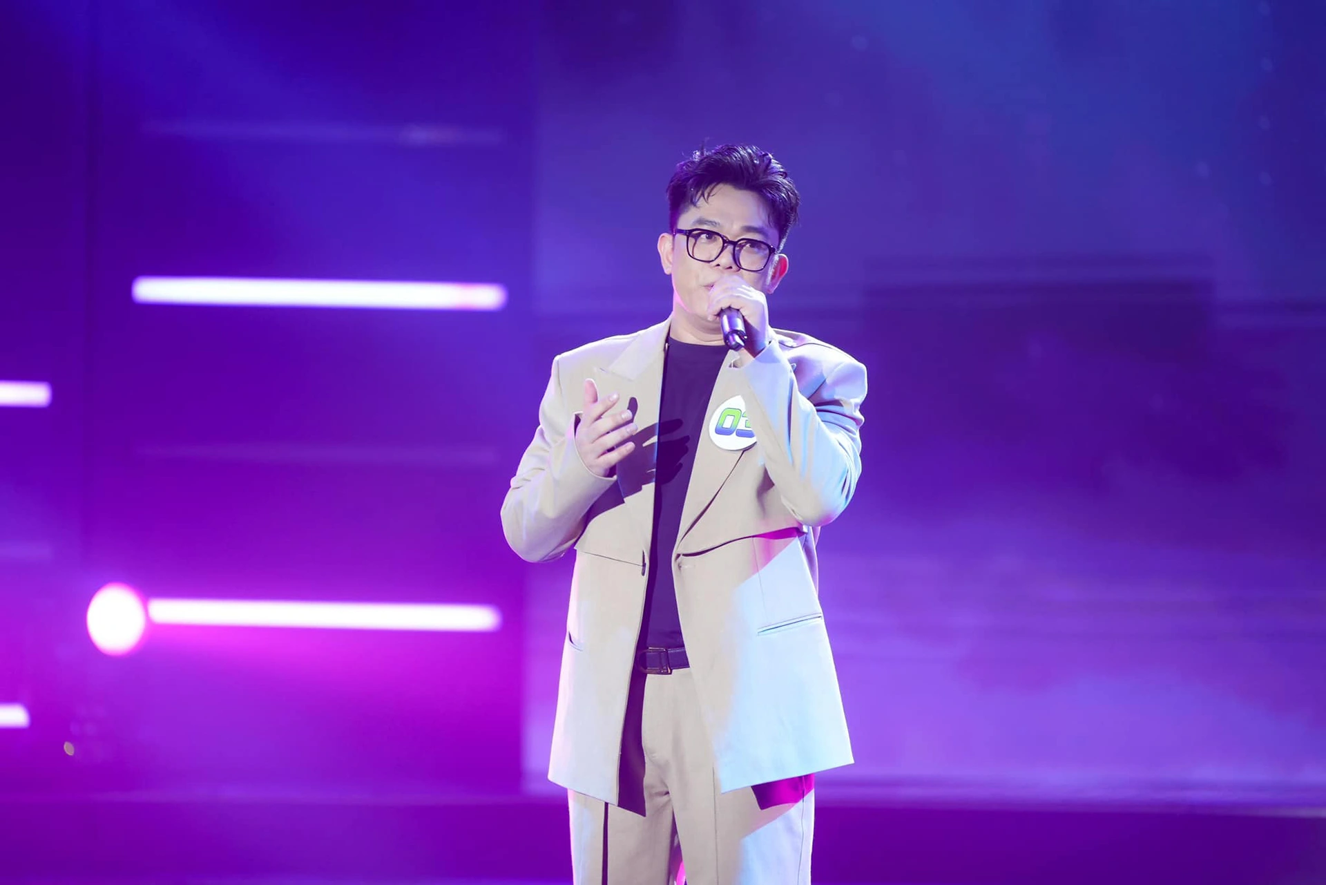 Nhac si Dong Thien Duc trong chương trinh Ca si bi an